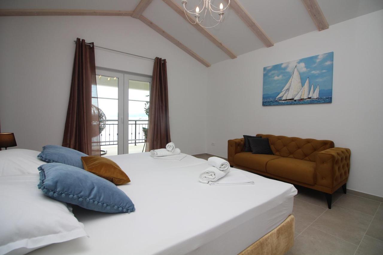 Villa Beachfront Sea Palace Kastela Bagian luar foto