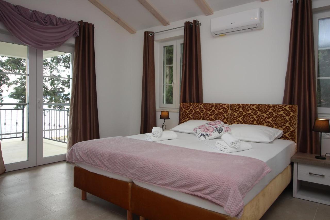 Villa Beachfront Sea Palace Kastela Bagian luar foto