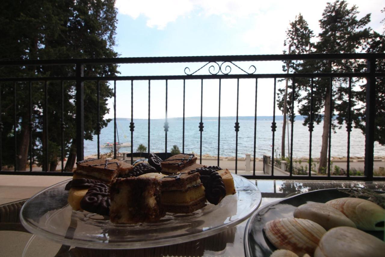Villa Beachfront Sea Palace Kastela Bagian luar foto