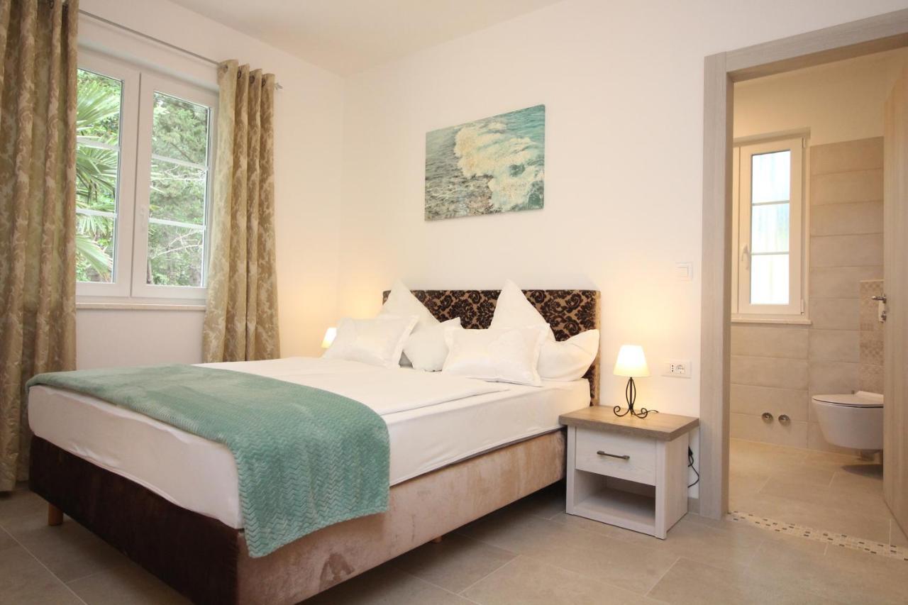 Villa Beachfront Sea Palace Kastela Bagian luar foto